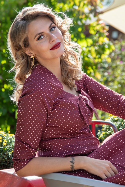 Dolly Dawn - Topvintage exclusive ~ Camilla polkadot swing jurk in bordeaux 2