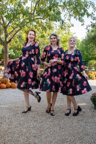 Hearts & Roses - Topvintage exclusive ~ Leni Roses Swing Dress in Black 3