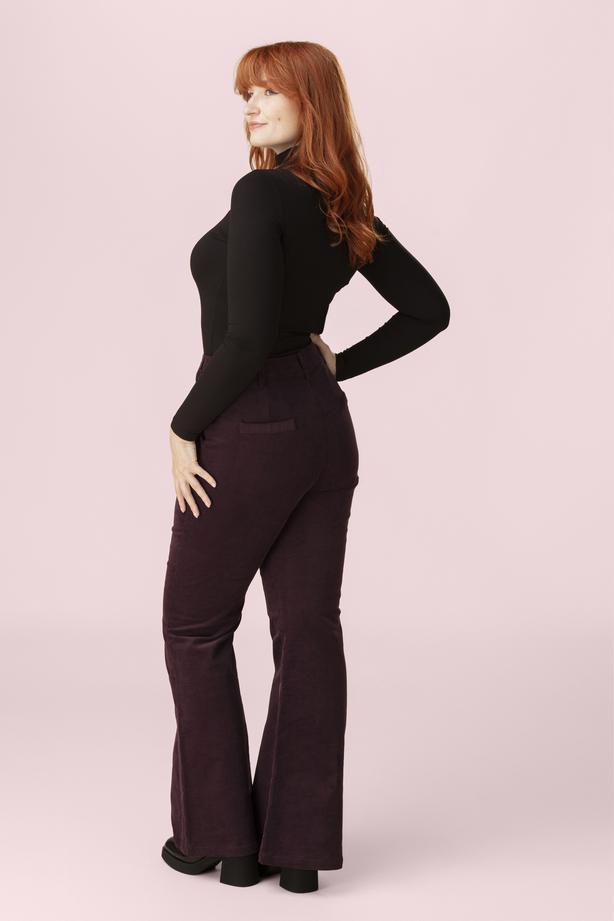 Topvintage Boutique Collection - Exclusivité Topvintage ~ Pantalon en velours côtelé Marlie en bordeaux 2