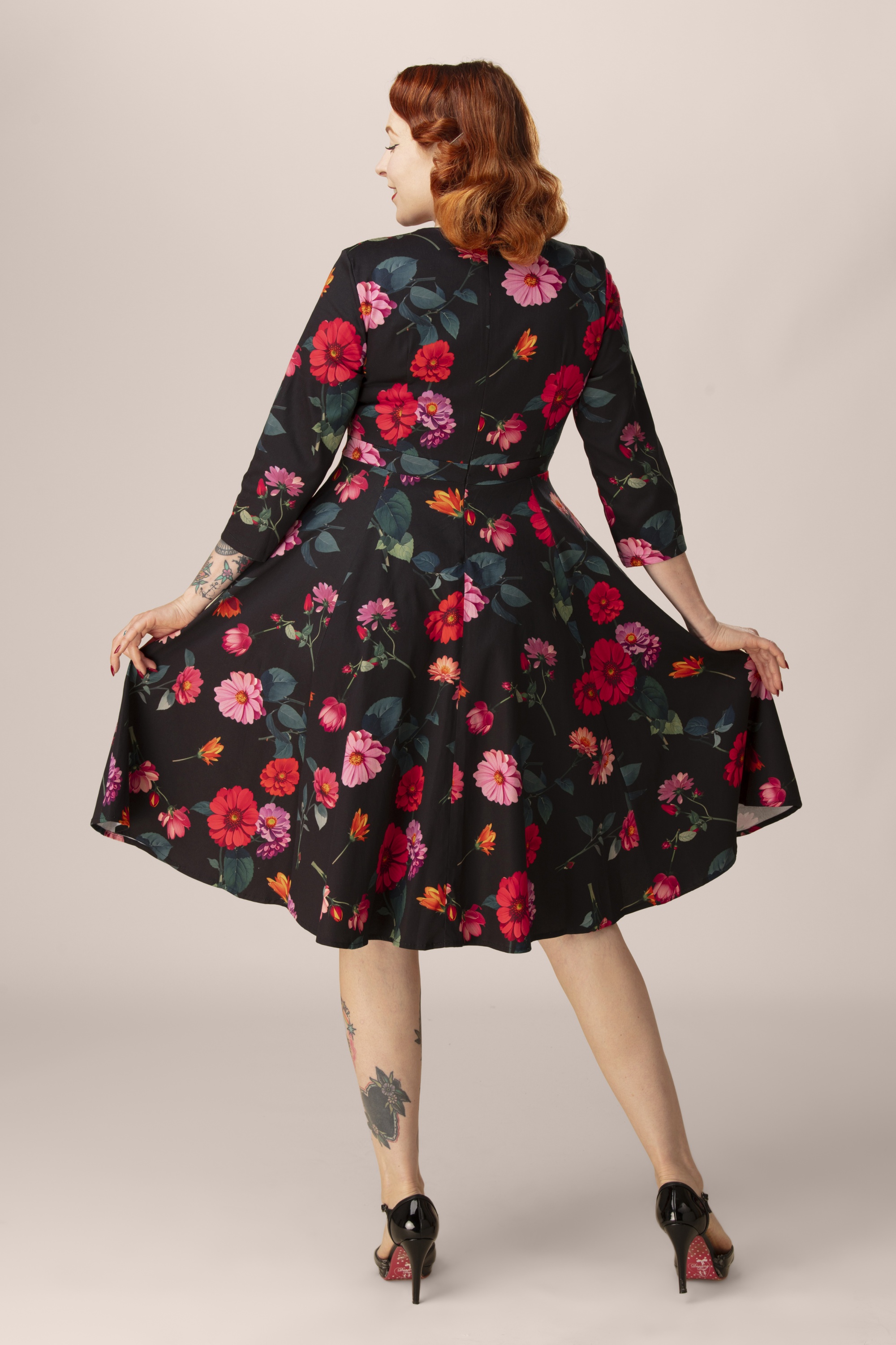 Hearts & Roses - Exclusivité Topvintage ~ Robe swing à fleurs Svenna en noir 2