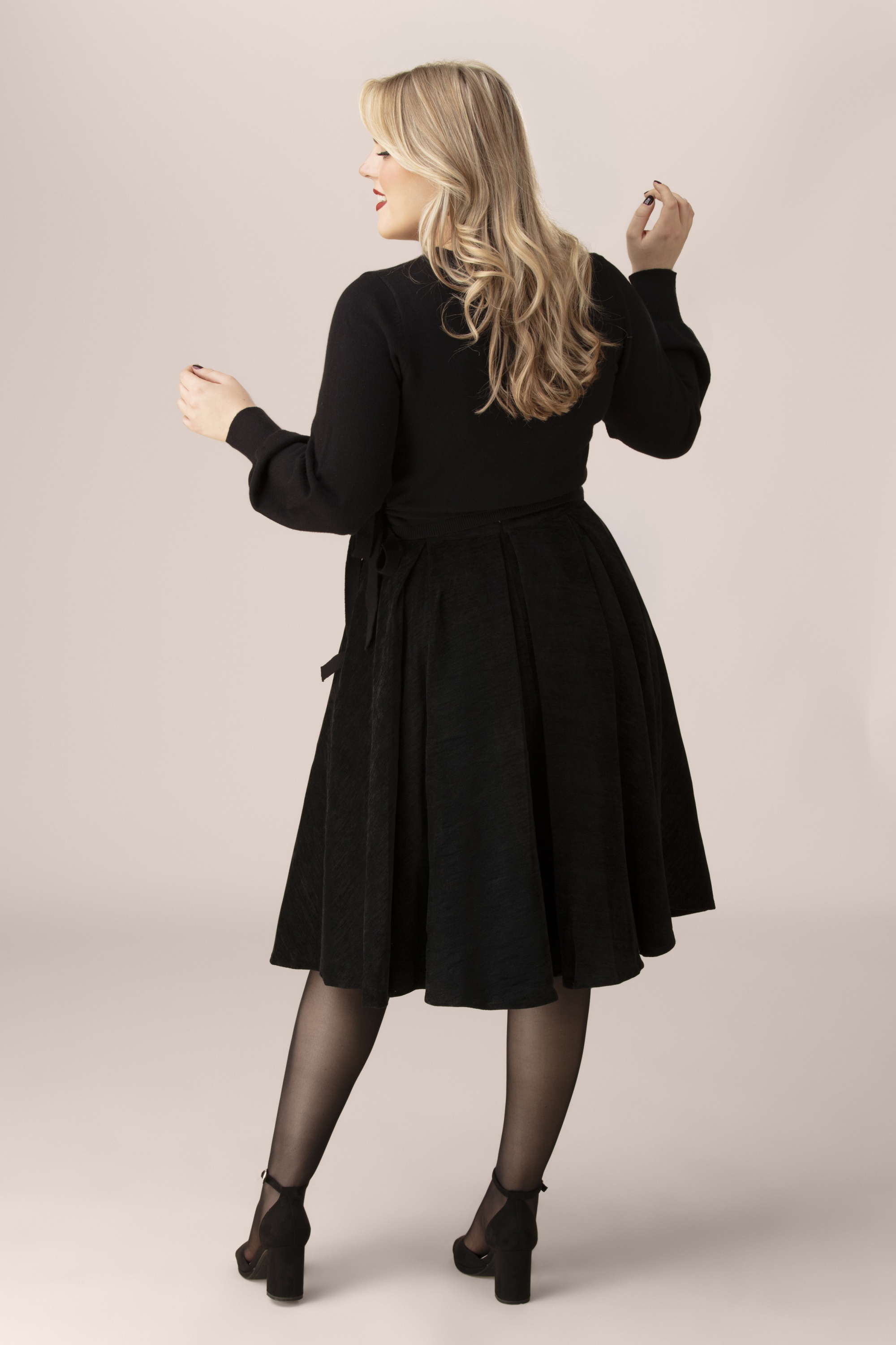 Topvintage Boutique Collection - Topvintage exclusive ~ Lola Velvet Swing Skirt in Black 2