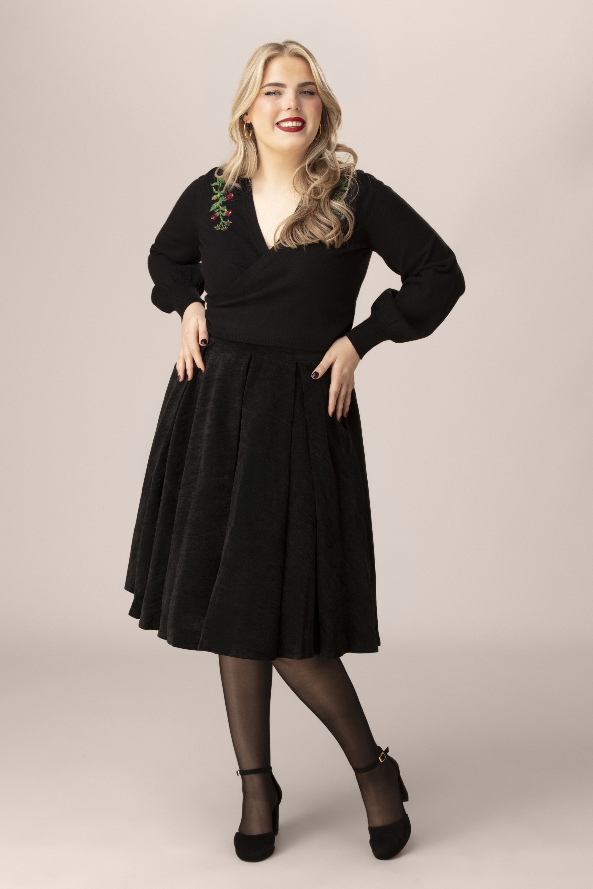 Topvintage Boutique Collection - Topvintage exclusive ~ Lola Velvet Swing Skirt in Black