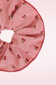 Banned Retro - Cherry Belle grote scrunchie in rood gingham 2