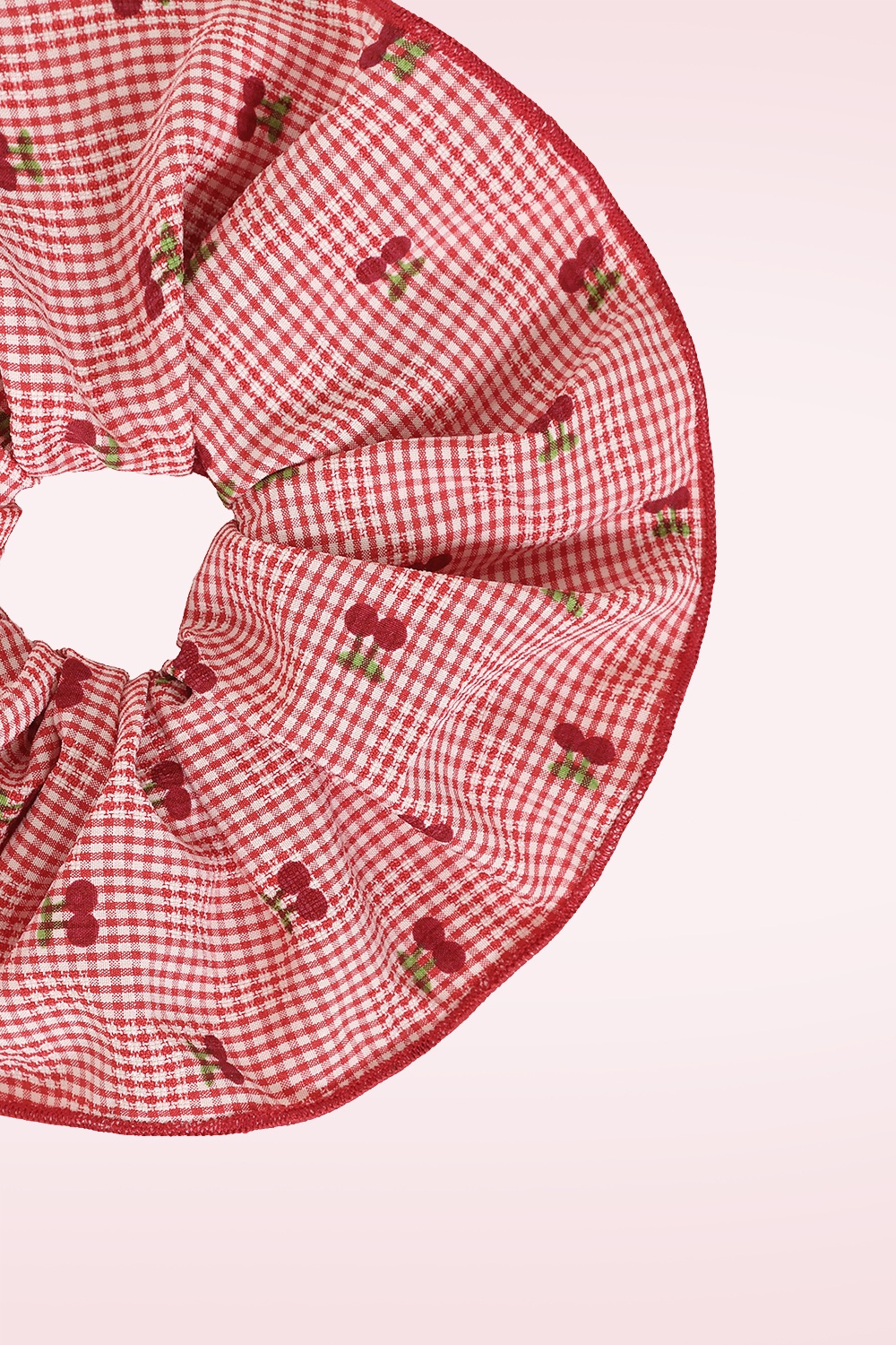 Banned Retro - Cherry Belle grote scrunchie in rood gingham 2