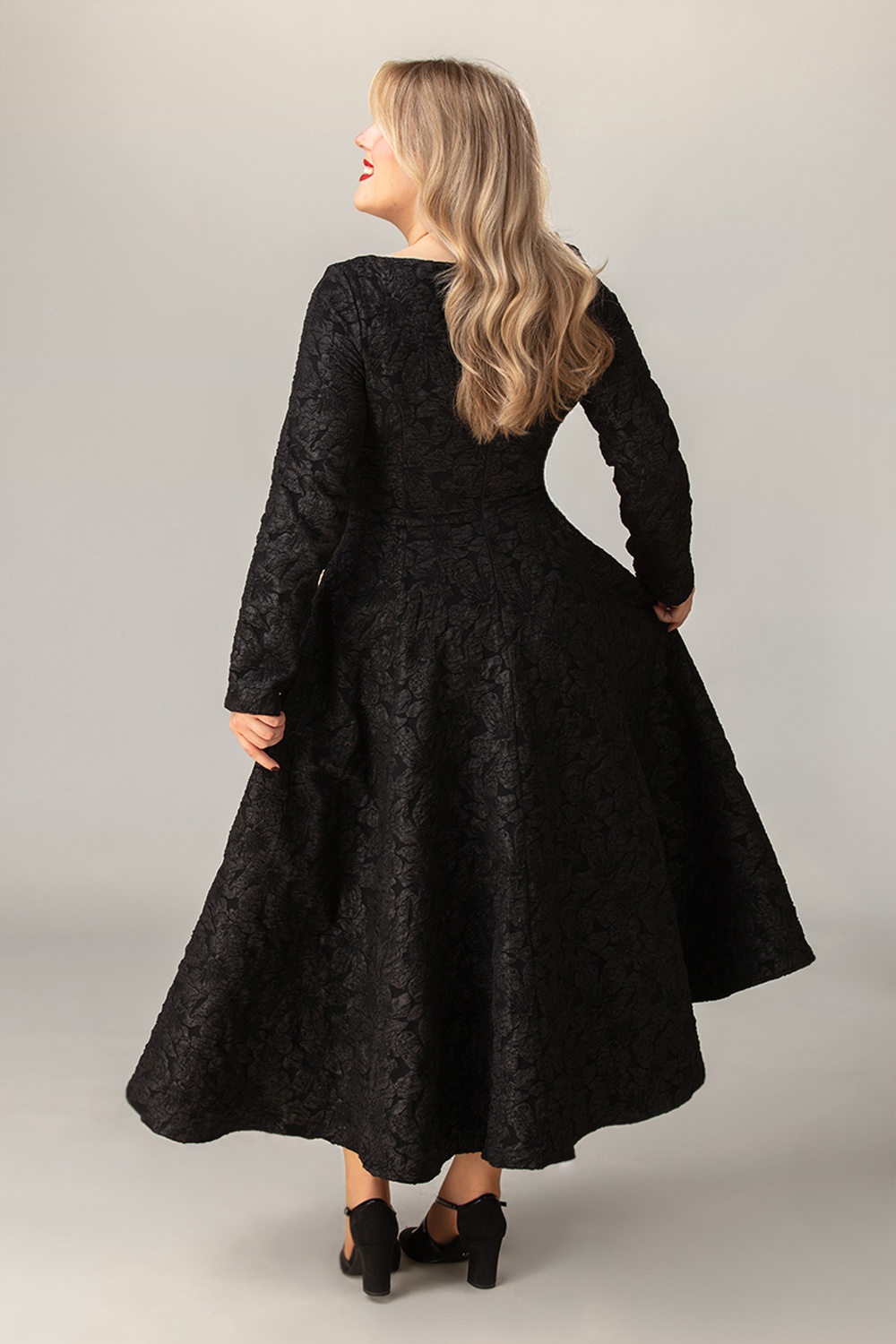 Hearts & Roses - Exklusiv bei Topvintage ~ Sylvie Florales Midi-Swingkleid in Schwarz 3