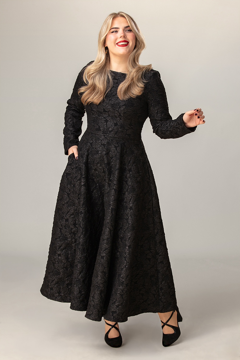 Hearts & Roses - Exklusiv bei Topvintage ~ Sylvie Florales Midi-Swingkleid in Schwarz