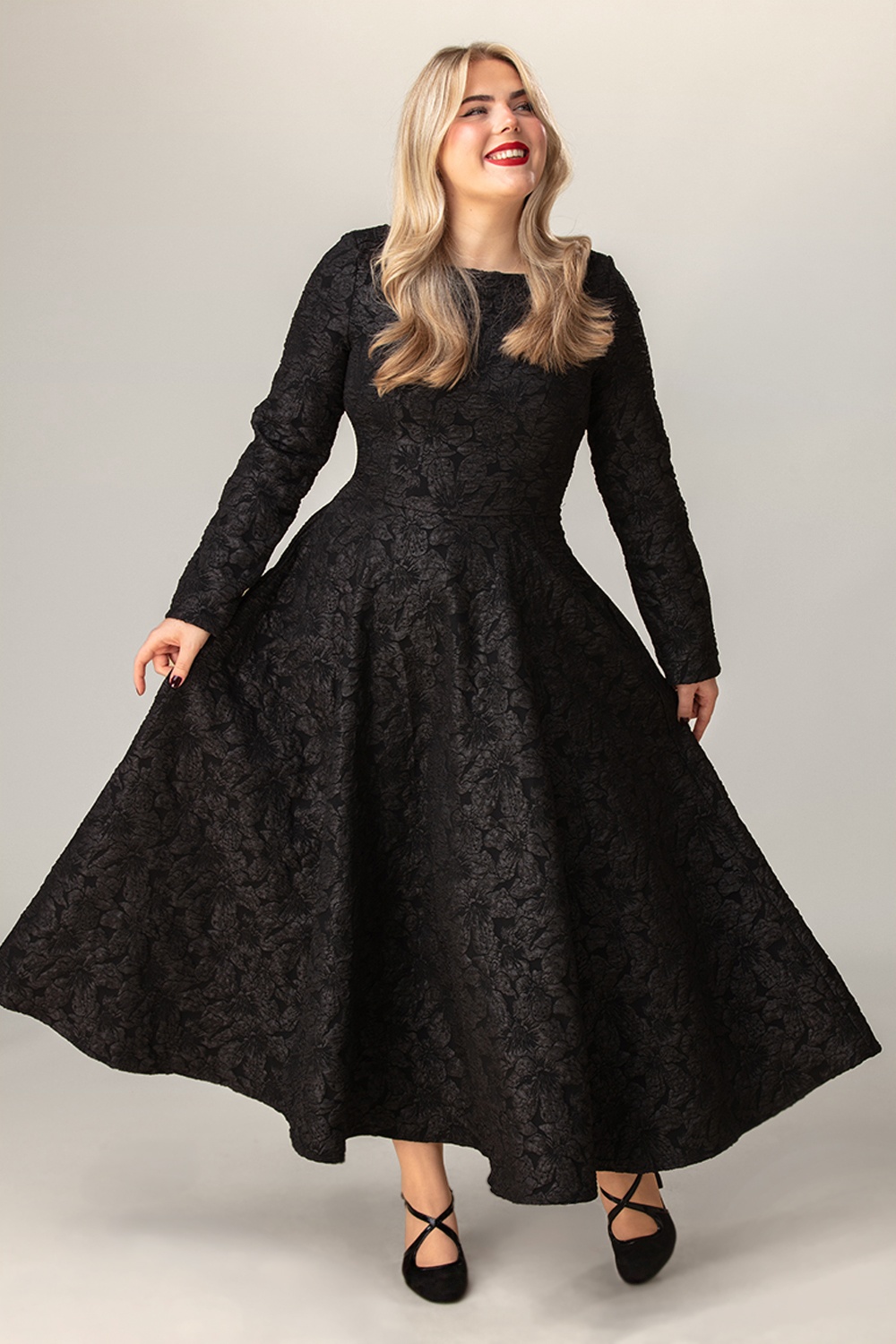 Hearts & Roses - Exklusiv bei Topvintage ~ Sylvie Florales Midi-Swingkleid in Schwarz 2