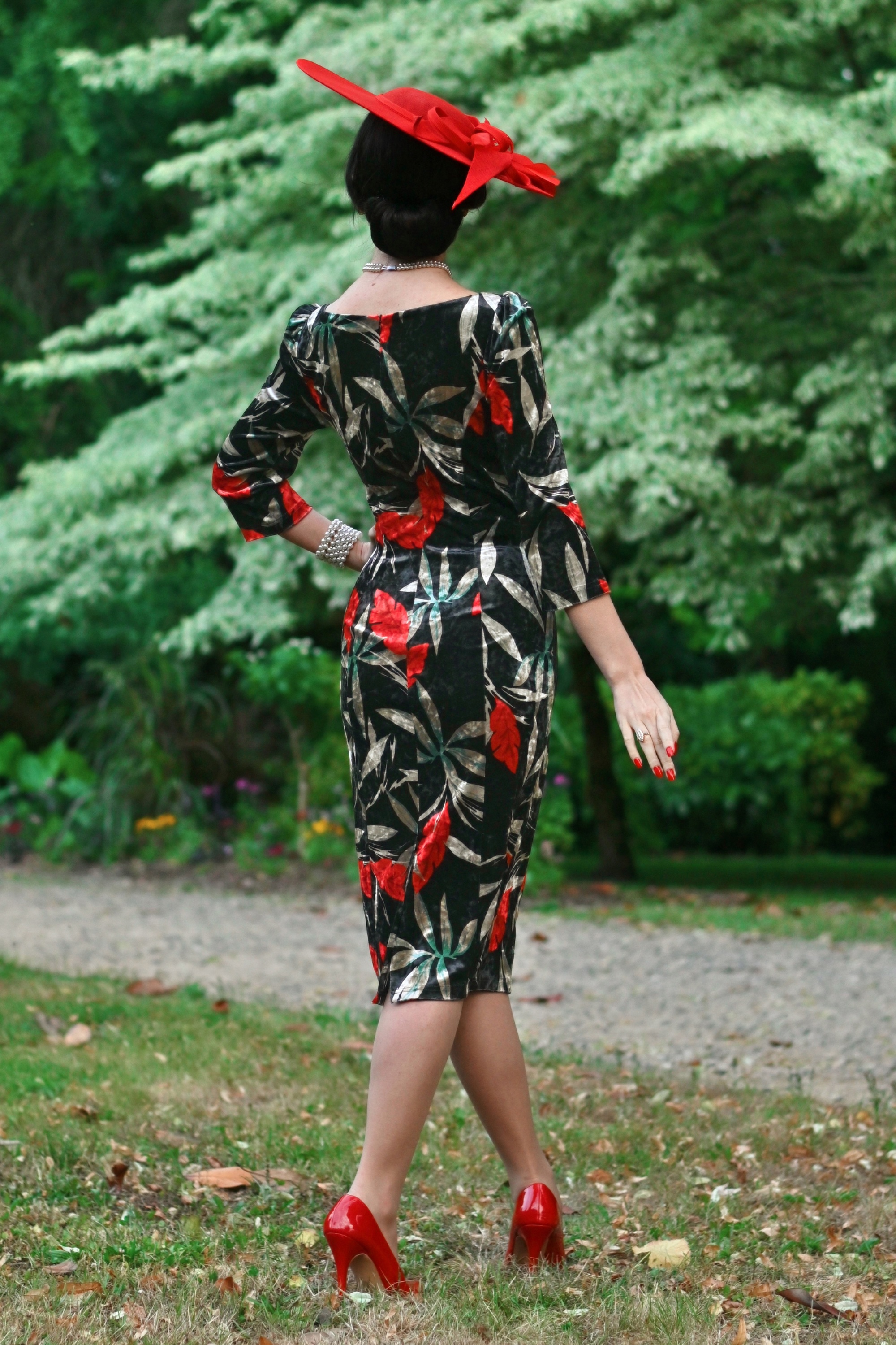 Hearts & Roses - Robe moulante en velours à fleurs Ada en vert foncé 3