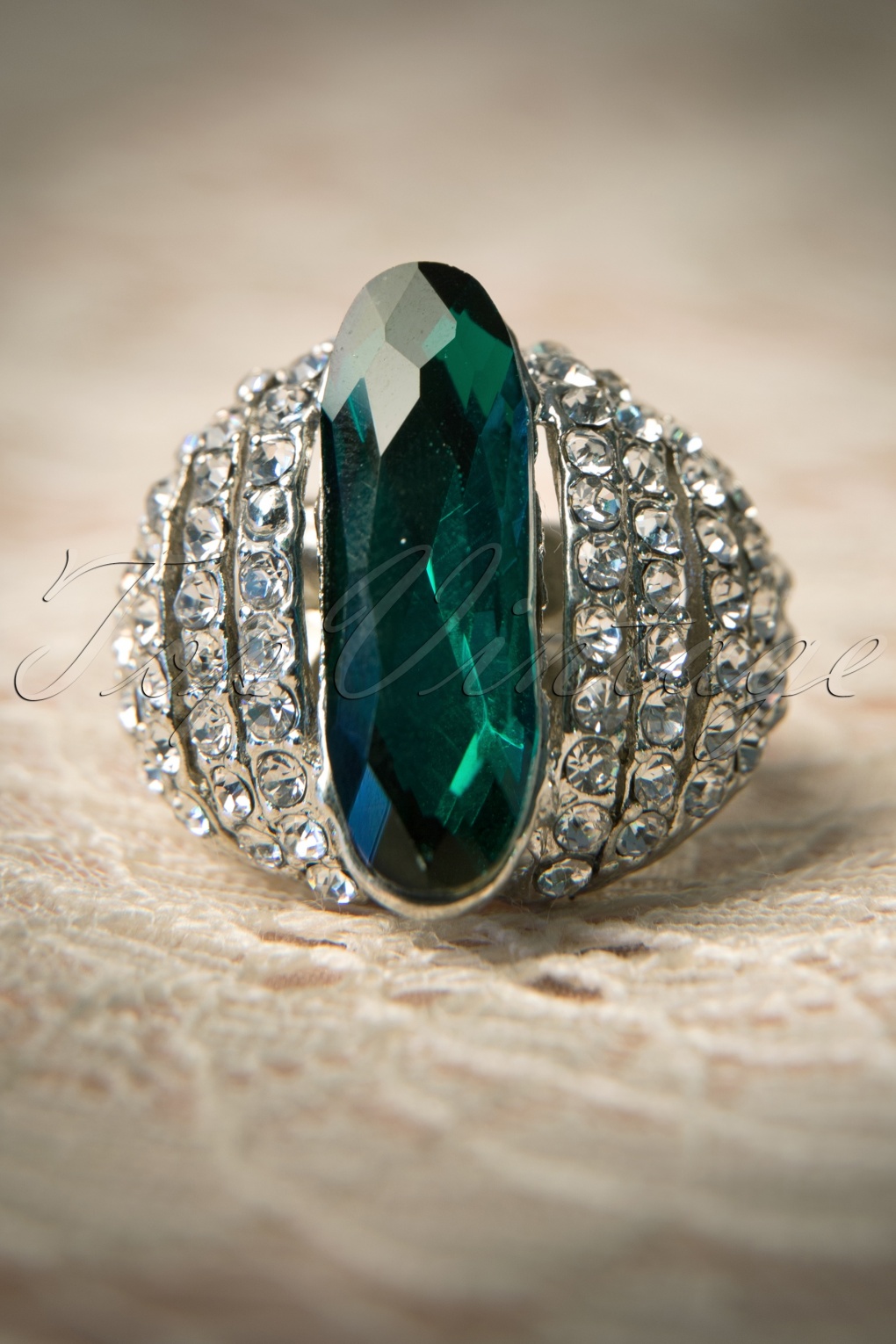 Dazzling Vintage Emerald Green Ring