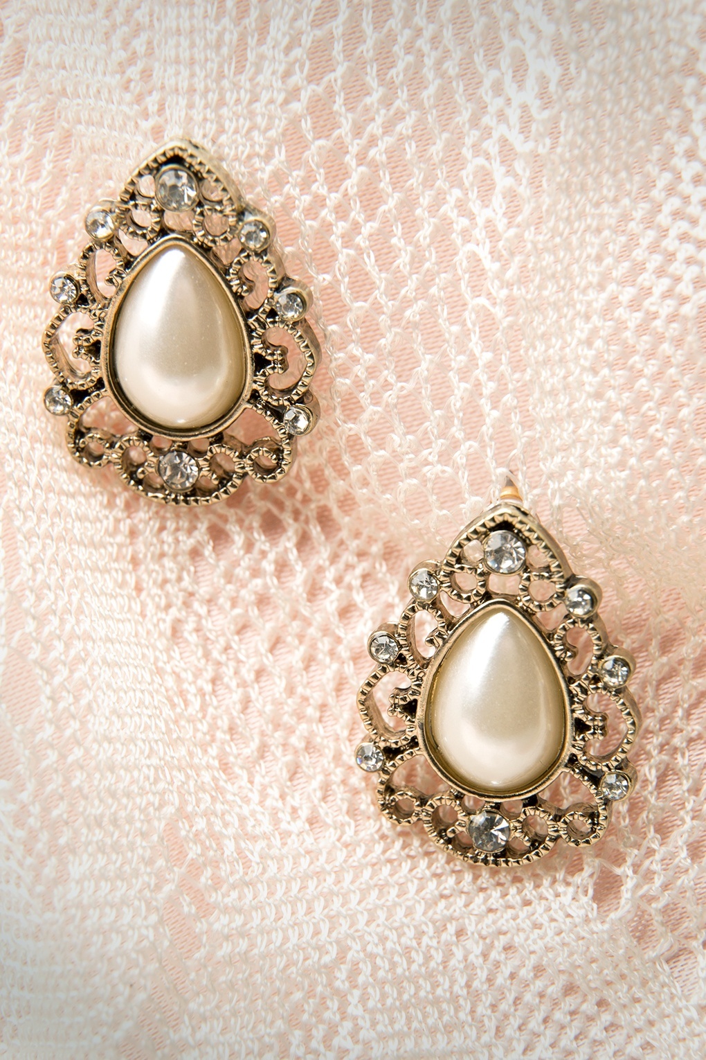 20s Chique Pearl Earrings in Gold
