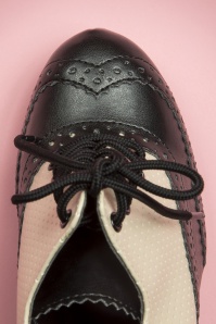 Pinup Couture - Edle cremefarbene und schwarze Schnürstiefeletten 6