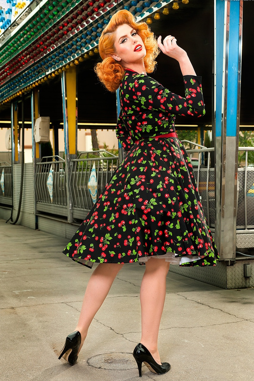 Pinup Couture - Heidi zwarte kersen swingjurk met lange mouwen 2