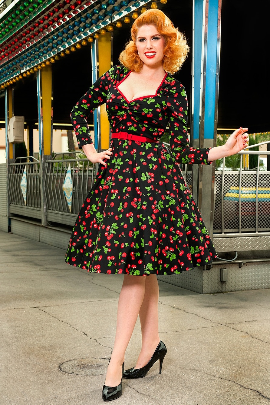 Pinup Couture - Heidi zwarte kersen swingjurk met lange mouwen