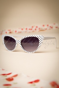 So Retro - Lucy Schwarze Polkadot-Sonnenbrille in Weiß 3
