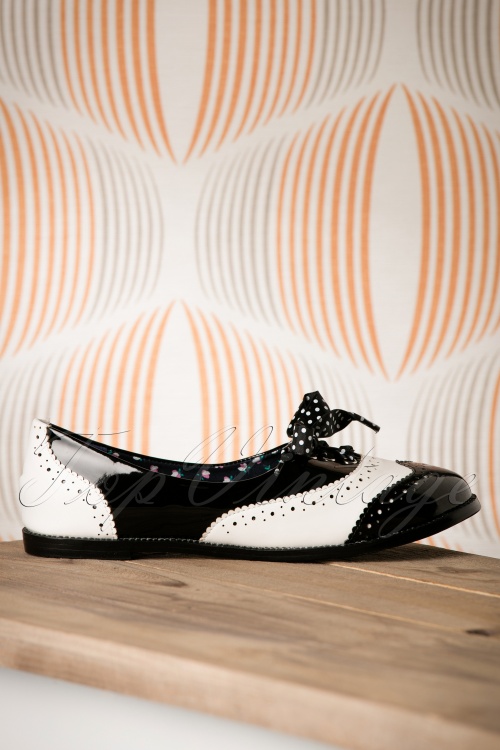 Banned Retro - 60s Milana Brogues in Black and White 3