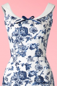 Collectif Clothing - Maddison Toile Floral Pencil Dress Années 50 en Blanc et Bleu 4