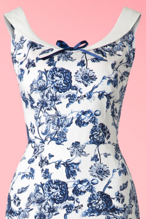 Collectif Clothing - Maddison Toile Floral Pencil Dress Années 50 en Blanc et Bleu 4