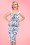 Collectif Clothing - Maddison Toile Floral Pencil Dress Années 50 en Blanc et Bleu 3