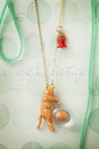 N2 - Kitten Eyeing the Goldfish Necklace Années 50 en Plaqué Or 4