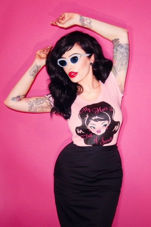 Vixen by Micheline Pitt - Exclusief TopVintage ~ My Hair Is Full Of Secrets T-shirt in roze 2