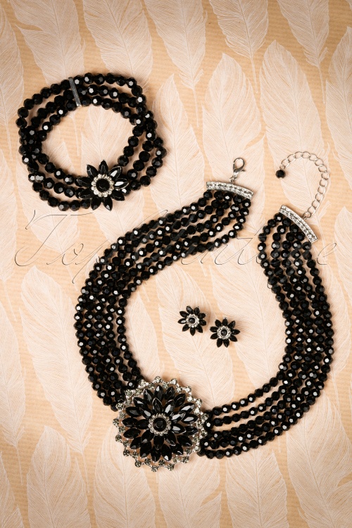 Lovely - 50s Audrey Jet Flower Earrings in Black 4